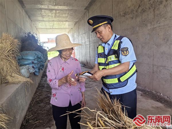 執法員向村民宣傳公路保護知識.jpg
